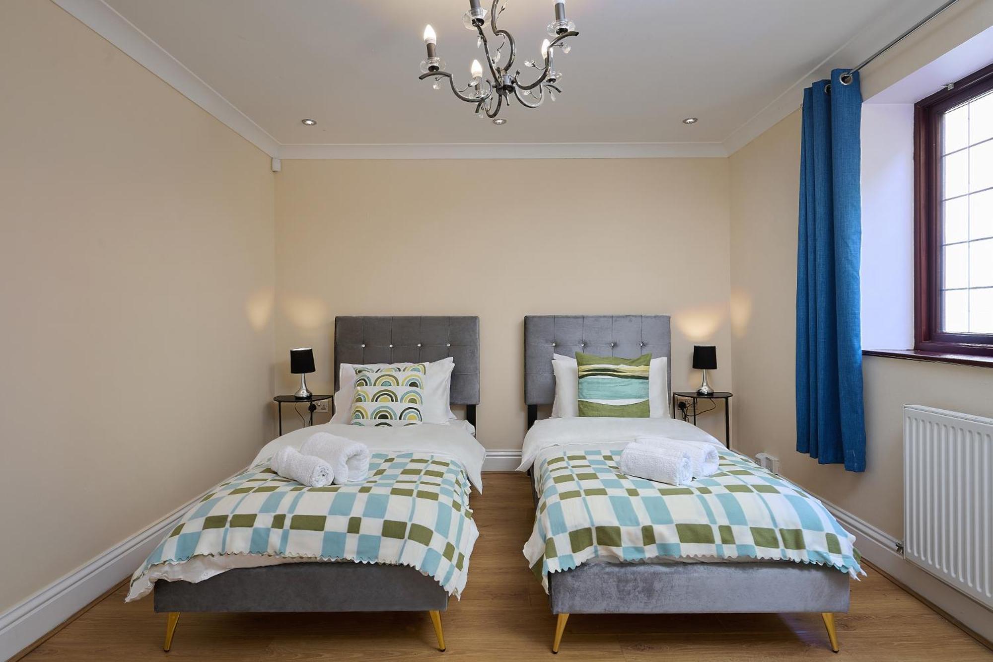 Spacious Home For Large Families And Contractors Вулвергемптон Экстерьер фото